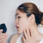 鏡を見ている女性