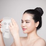 マスクシートを使用している女性