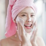 顔を洗っている女性